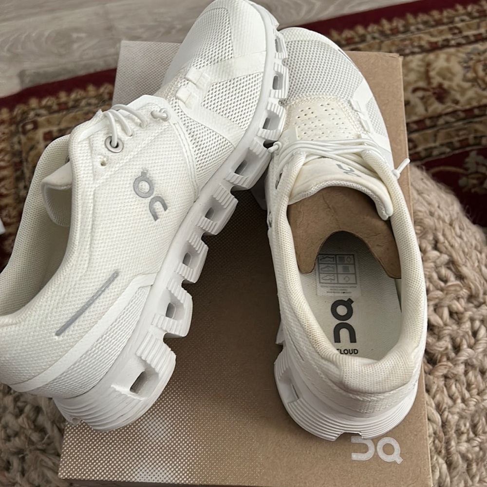 ON Running Cloud 5 Shoes Size 7 White